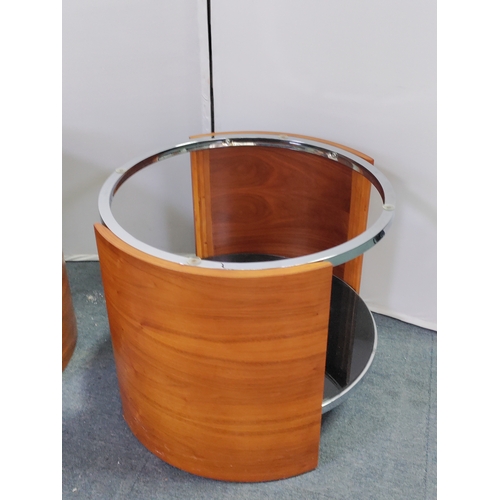 121 - A pair of mid-century teak bentwood side tables with chrome accents and glass top - Circular table m... 