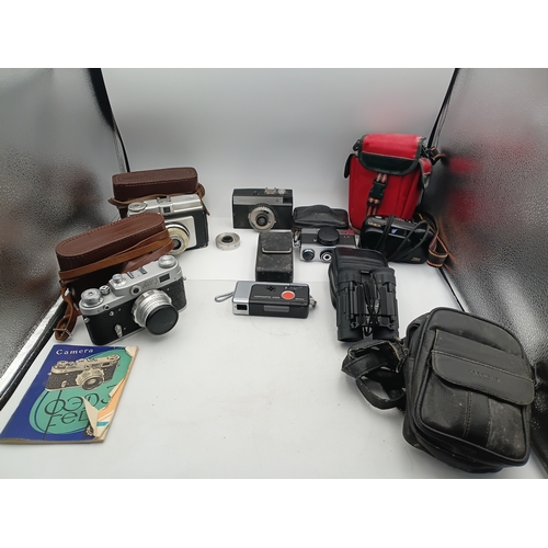 184 - A job lot of untested cameras to include, a Minolta 70w, a Smena, a Agfamatic 4000 sensor, a Rollei ... 