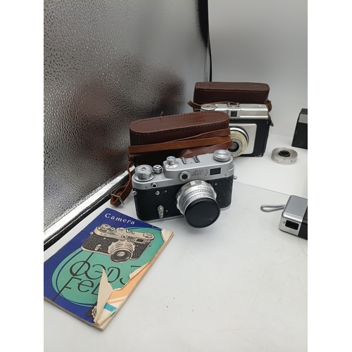 184 - A job lot of untested cameras to include, a Minolta 70w, a Smena, a Agfamatic 4000 sensor, a Rollei ... 