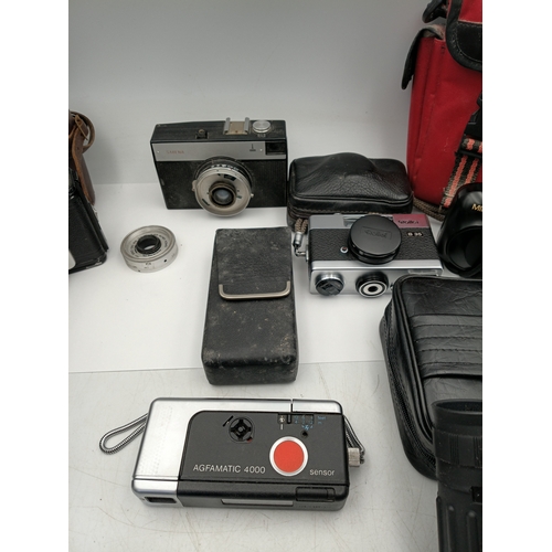 184 - A job lot of untested cameras to include, a Minolta 70w, a Smena, a Agfamatic 4000 sensor, a Rollei ... 