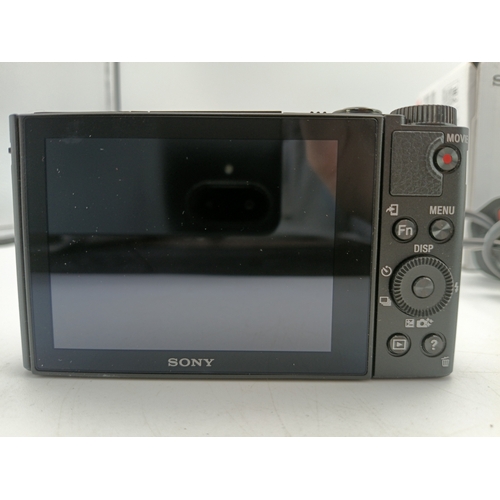 185 - Sony Cybershot Zeiss Vario Sonnar, near mint condition. Turns on but untested needs charging, in ori... 