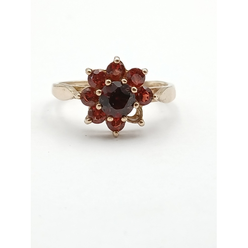 401 - A hallmarked 375 9ct gold cluster ring set with red stones - 1 missing. Size N-