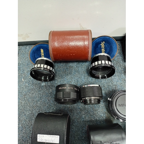 220 - A large collection of vintage photo lenses from the Vivitar, Soligor, Yashica and others.Extension t... 