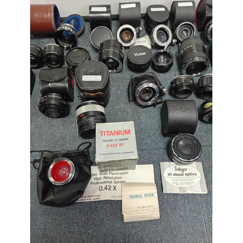 220 - A large collection of vintage photo lenses from the Vivitar, Soligor, Yashica and others.Extension t... 