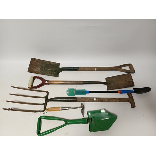 191 - A collection of gardening tools. To include a fork, 2 shovels, 2 spades and a mini hoe.