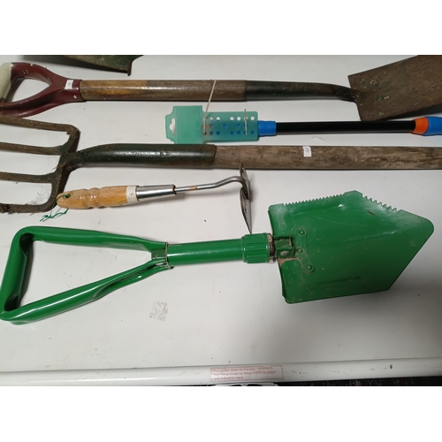 191 - A collection of gardening tools. To include a fork, 2 shovels, 2 spades and a mini hoe.