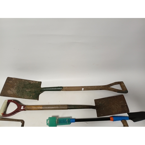 191 - A collection of gardening tools. To include a fork, 2 shovels, 2 spades and a mini hoe.