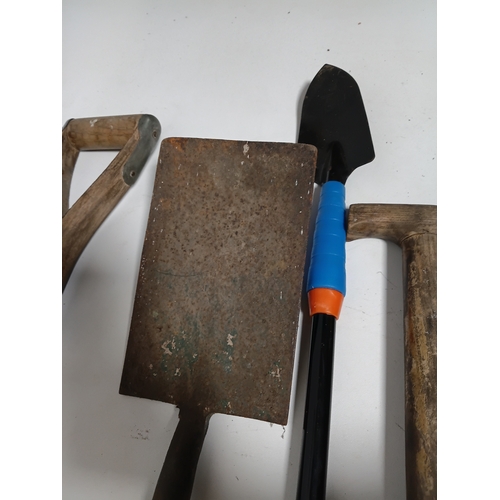 191 - A collection of gardening tools. To include a fork, 2 shovels, 2 spades and a mini hoe.