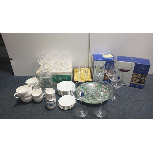 2 - A group of table wares including Villeroy & Boch Foglia Vitro-Porcelaine cups and plates, Savoy lead... 