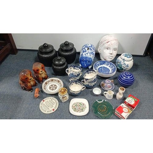 9 - A group of decorative ceramics and small collectables including transfer-printed tea wares and plate... 