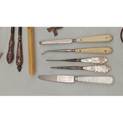 12 - A quantity of assorted small metalwares including sewing thimbles, silverplate souvenir spoons, moth... 