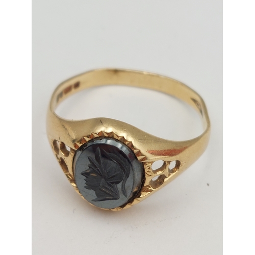 391 - A hallmarked 375 9ct gold centurion head hematite signet ring. Size R.
