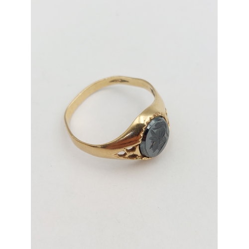 391 - A hallmarked 375 9ct gold centurion head hematite signet ring. Size R.