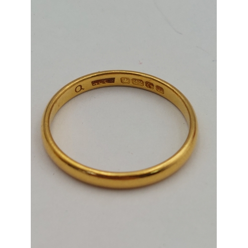 392 - A hallmarked 22ct gold wedding band. 3.4 grams. Size S.