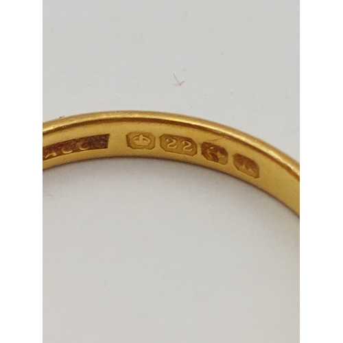 392 - A hallmarked 22ct gold wedding band. 3.4 grams. Size S.
