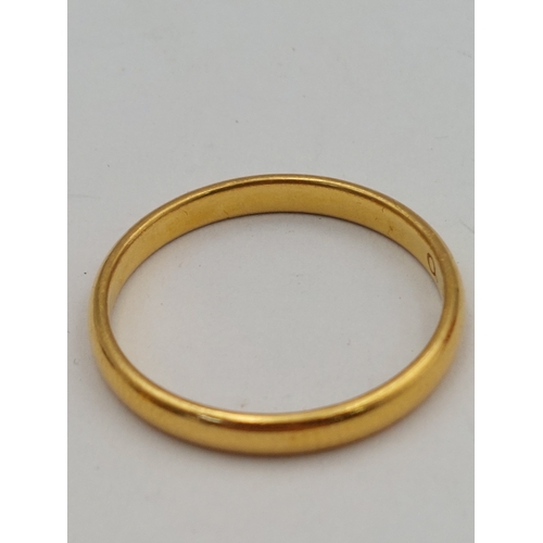 392 - A hallmarked 22ct gold wedding band. 3.4 grams. Size S.