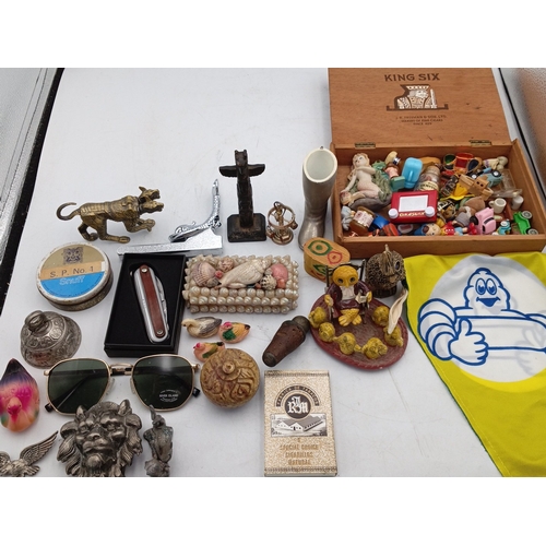 25 - A miscellaneous group of small collectibles including a J.R. Freeman & Son ‘King Six’ wooden cigar b... 