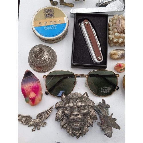 25 - A miscellaneous group of small collectibles including a J.R. Freeman & Son ‘King Six’ wooden cigar b... 