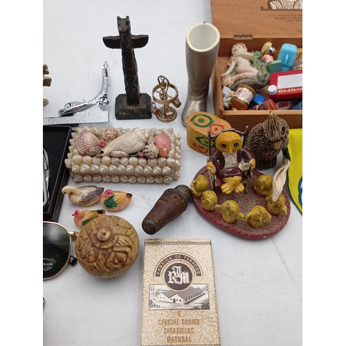 25 - A miscellaneous group of small collectibles including a J.R. Freeman & Son ‘King Six’ wooden cigar b... 