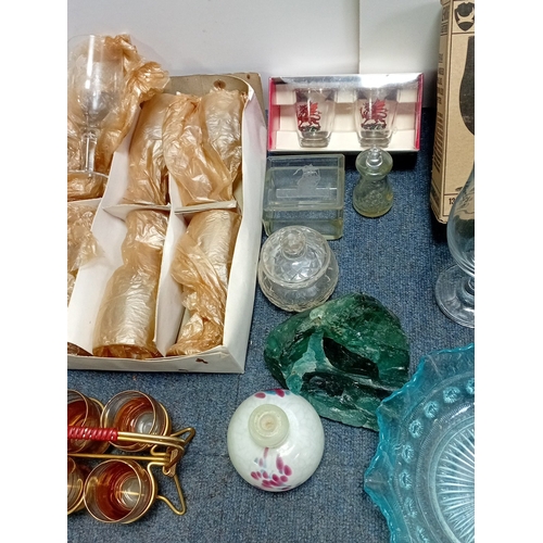 27 - A group of bar and glassware including BrewDog branded schooner glasses in boxes, a Martell XO prese... 