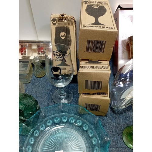 27 - A group of bar and glassware including BrewDog branded schooner glasses in boxes, a Martell XO prese... 