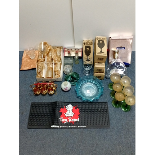 27 - A group of bar and glassware including BrewDog branded schooner glasses in boxes, a Martell XO prese... 