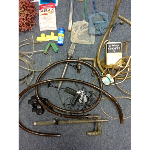 29 - A mixed lot of aquarium equipment and consumables including AquaManta EFX 200 external filter, AirTe... 