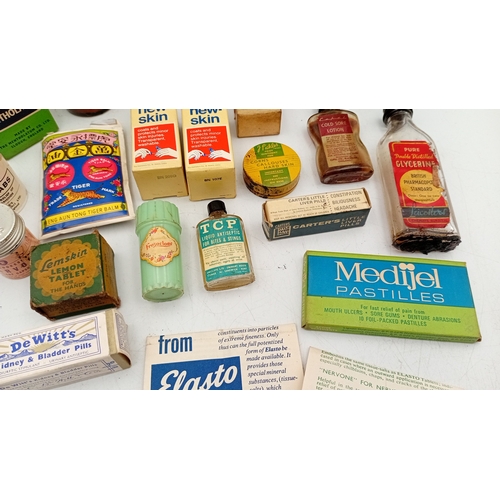 33 - A quantity of early- to mid-20th-century pharmacy and proprietary medicine packaging, comprising gla... 