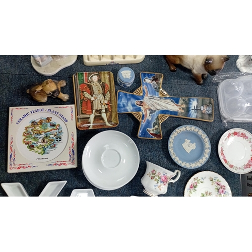 36 - A mixed group of decorative ceramics and household effects, including floral teacups and saucers, bo... 