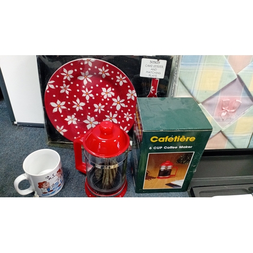 36 - A mixed group of decorative ceramics and household effects, including floral teacups and saucers, bo... 