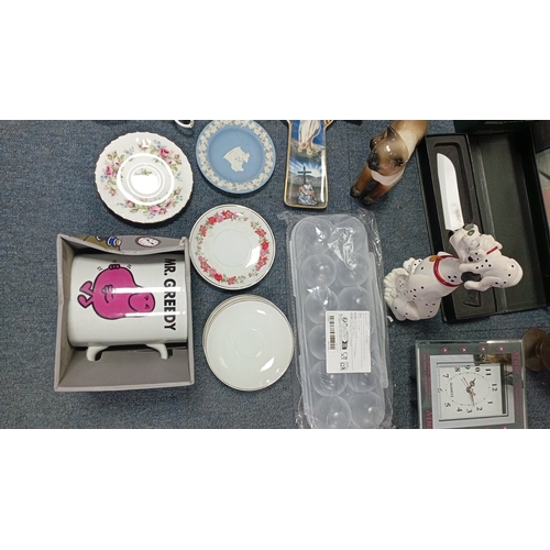 36 - A mixed group of decorative ceramics and household effects, including floral teacups and saucers, bo... 