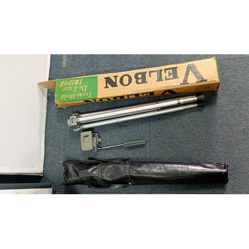 37 - A group of late 20th century photographic and cine equipment, including an Elmo Super 8 Sound cine c... 