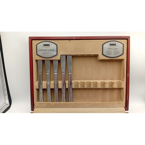 45 - Viners ‘Country Garden’ stainless steel canteen of cutlery for six persons, in a fitted case, with f... 