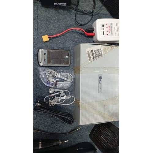 90 - A quantity of assorted domestic electronics and accessories, including a Pure One Mini radio, cased ... 