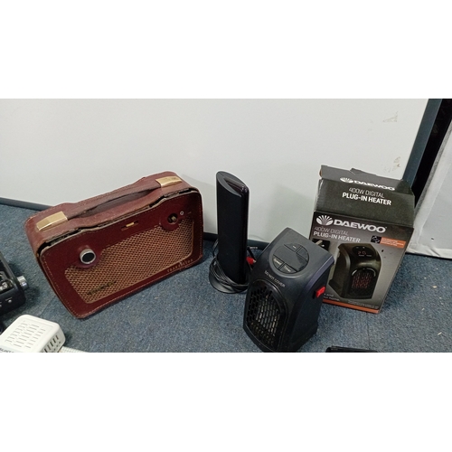 90 - A quantity of assorted domestic electronics and accessories, including a Pure One Mini radio, cased ... 