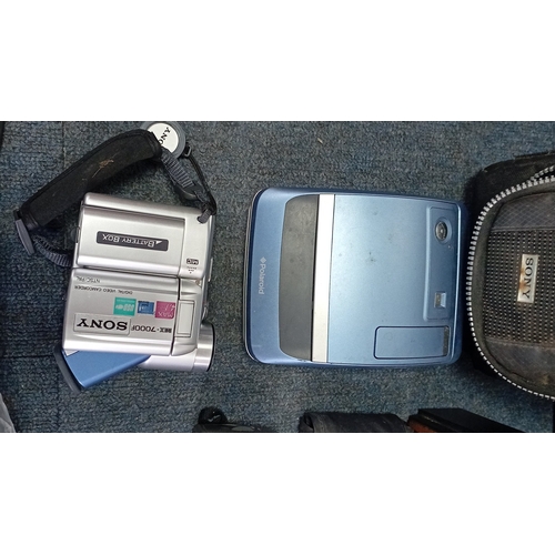 91 - A mixed group of consumer electronics including a Casio DLP projector with remote and cables, portab... 
