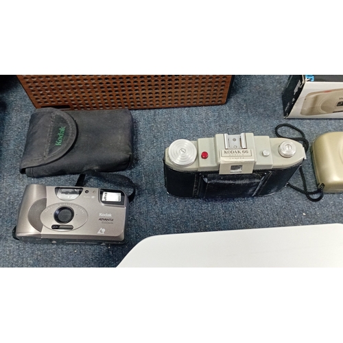 91 - A mixed group of consumer electronics including a Casio DLP projector with remote and cables, portab... 