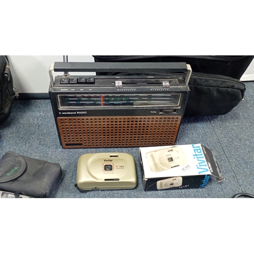 91 - A mixed group of consumer electronics including a Casio DLP projector with remote and cables, portab... 