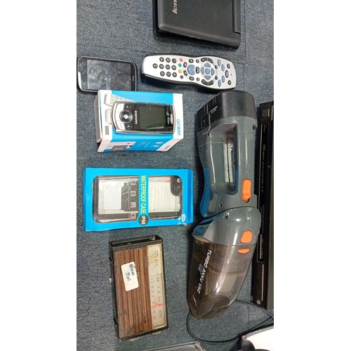 93 - A mixed group of consumer electronics and accessories, including Acer and Lenovo laptop computers, a... 