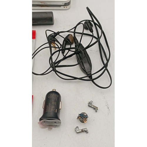 98 - A mixed group of late 20th/early 21st century portable electronics including Sony Discman D-E405, Pa... 