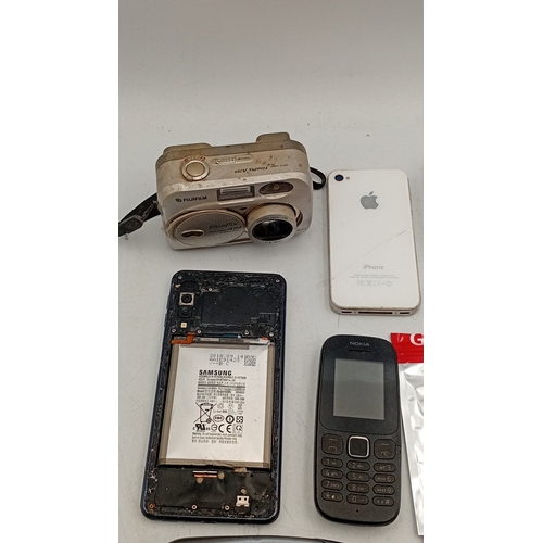 98 - A mixed group of late 20th/early 21st century portable electronics including Sony Discman D-E405, Pa... 