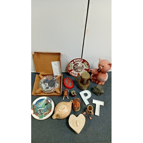 57 - A mixed group of decorative ceramics and collectables including a boxed Hamilton Collection ‘Cabin F... 
