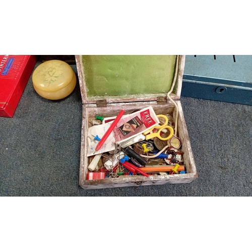 60 - An assortment of vintage tins and small boxes, including King Edward Mild Tobaccos, Henri Wintermans... 