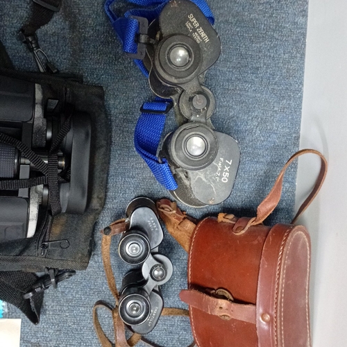 186 - A group of optical field instruments including a Hilkinson Pancratic x25–x40 British-made telescope,... 