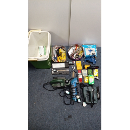 183 - A quantity of assorted hand and power tools and workshop accessories, including a Rolson table vice,... 