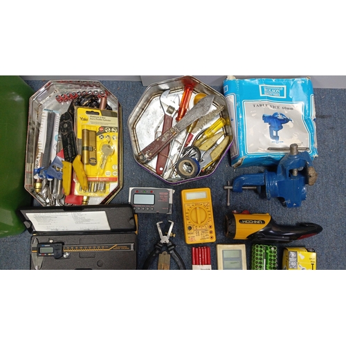 183 - A quantity of assorted hand and power tools and workshop accessories, including a Rolson table vice,... 