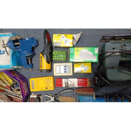 183 - A quantity of assorted hand and power tools and workshop accessories, including a Rolson table vice,... 