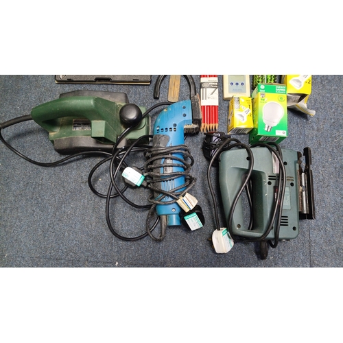 183 - A quantity of assorted hand and power tools and workshop accessories, including a Rolson table vice,... 