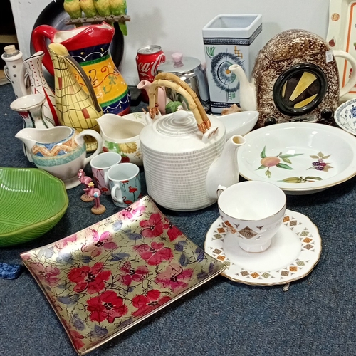 62 - A group of assorted 20th century ceramics and glass tablewares—teapots, jugs, lidded jar, cups and s... 