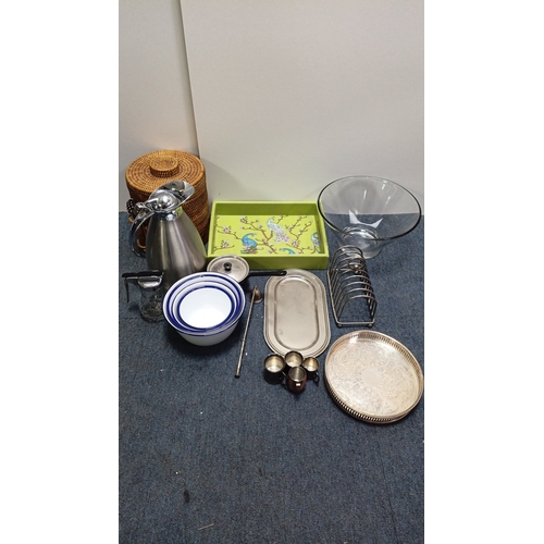 65 - A quantity of assorted domestic wares including a wicker picnic hamper, stainless steel vacuum jug, ... 